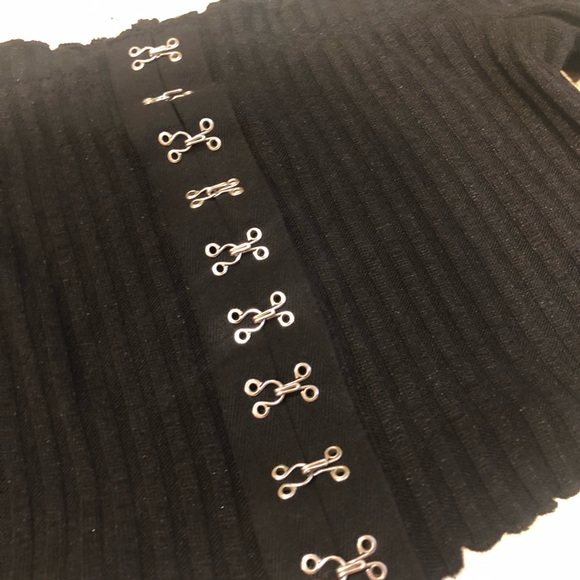 Ribbed Off shoulder black hook crop top - Picture 3 of 6